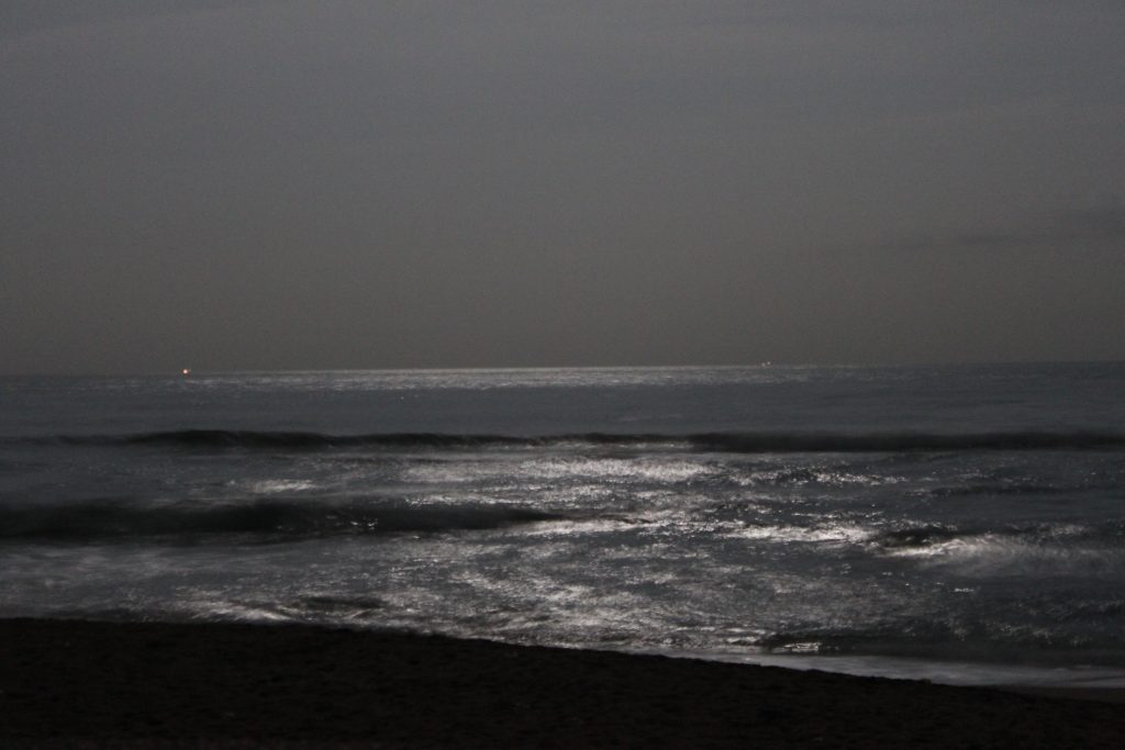 中秋 の 名月 「君ヶ浜 から 見る 犬吠埼 灯台」