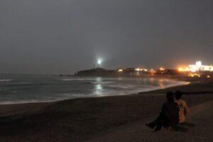 中秋 の 名月 「君ヶ浜 から 見る 犬吠埼 灯台」