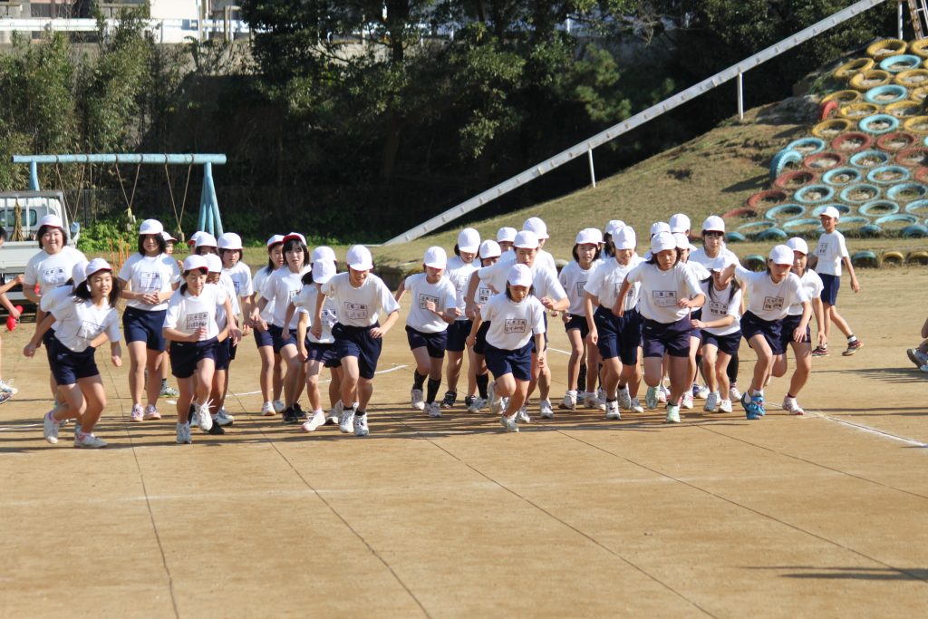 小学校 マラソン大会 順位はともかく一生懸命走る姿には感動させられます。