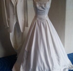 ６月の花嫁 純白に包まれたウエディングドレス